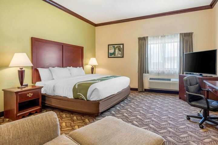 Suite King Bed Accessible (2 of 11)