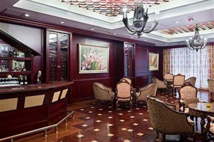 Lounge 10 of 30