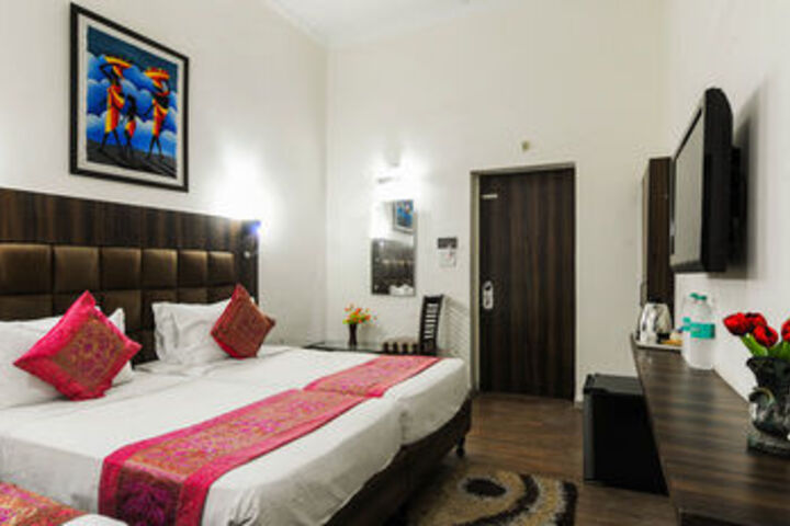Room 10 of 12