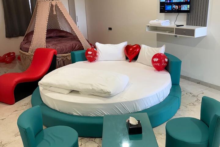 Room 8 of 12