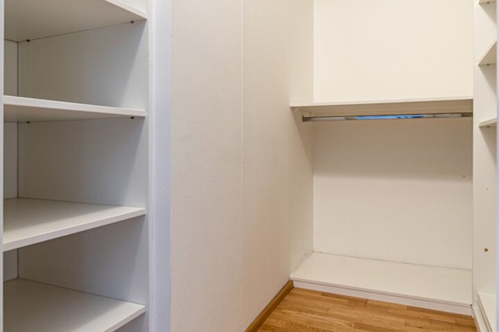 Room 5 of 195