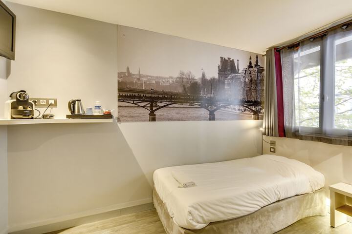Room 9 of 25