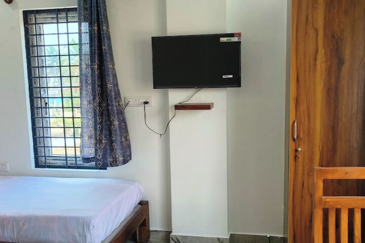 Room 6 of 15