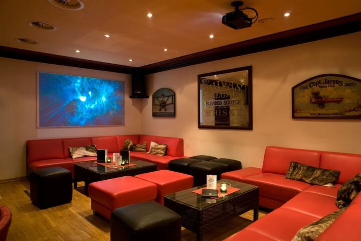 Lounge 45 of 56