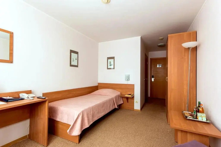 Room 4 of 8