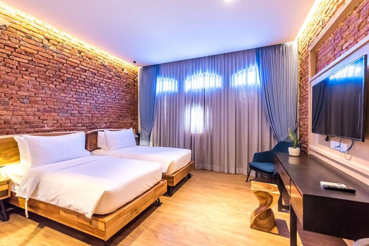 Room 6 of 28