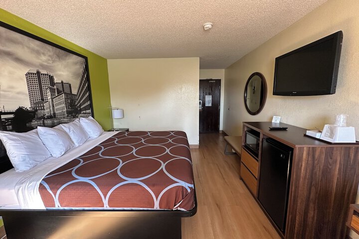 1 King Bed (4 of 9)