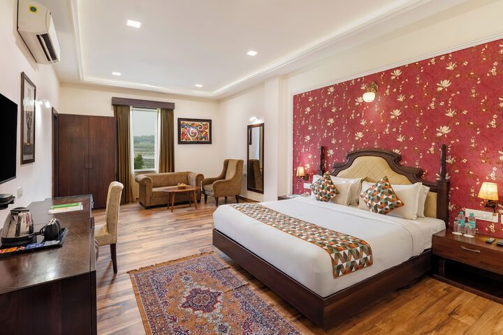 Room 13 of 28