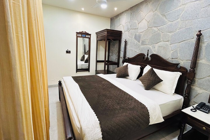 Room 40 of 77