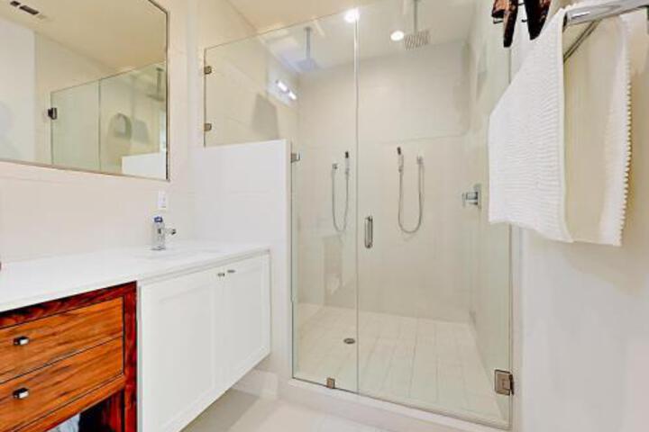 606 W Johanna Duplex Unit B 3 Br apts by RedAwning in Austin, TX
