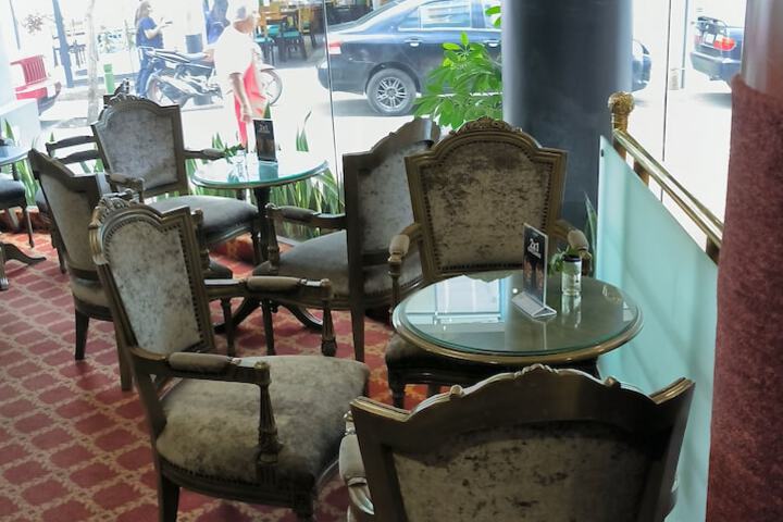 Lounge 54 of 66