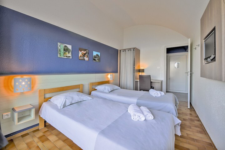 Room 9 of 37