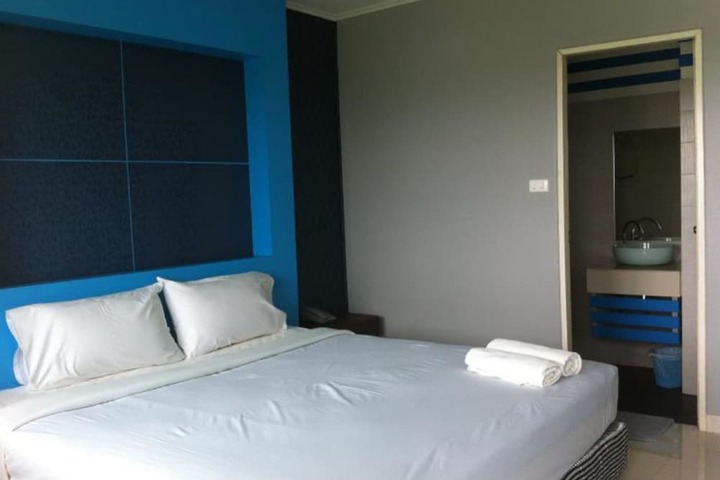 Room 4 of 20