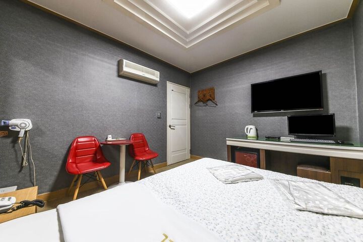 Room 13 of 17
