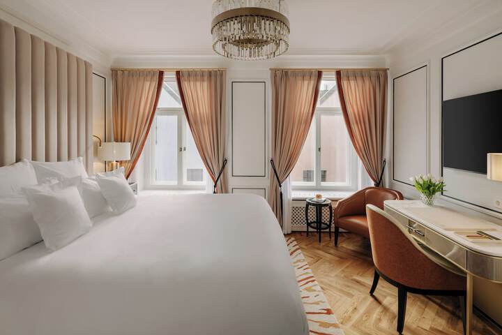 Room 32 of 38