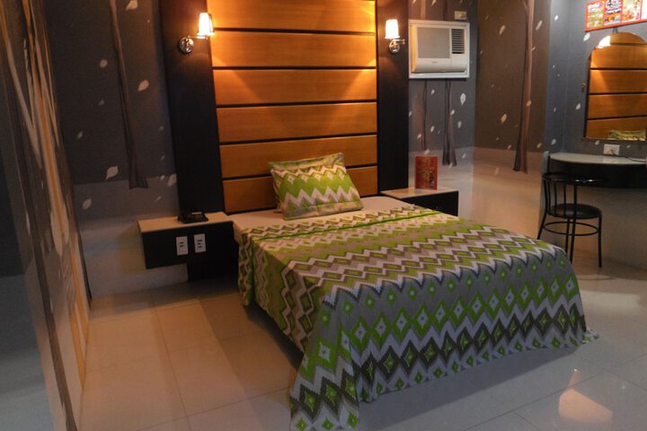 Room 7 of 27