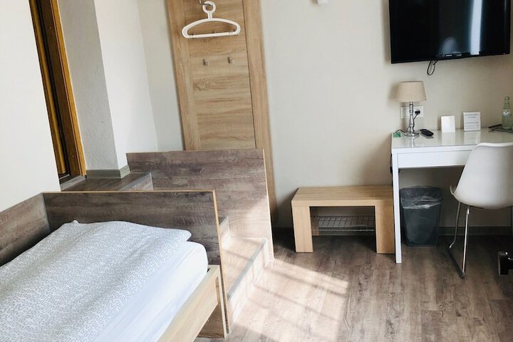 Room 6 of 13