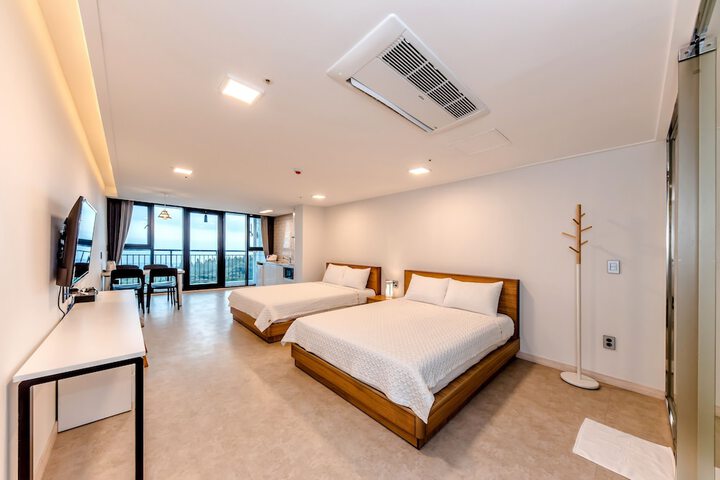 Room 8 of 173