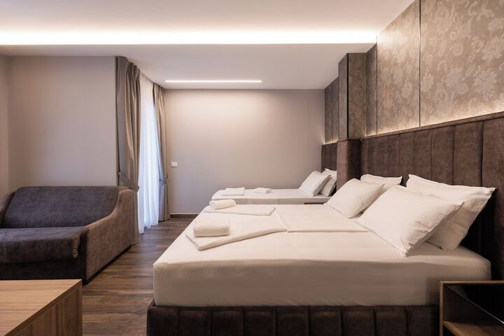 Room 33 of 141