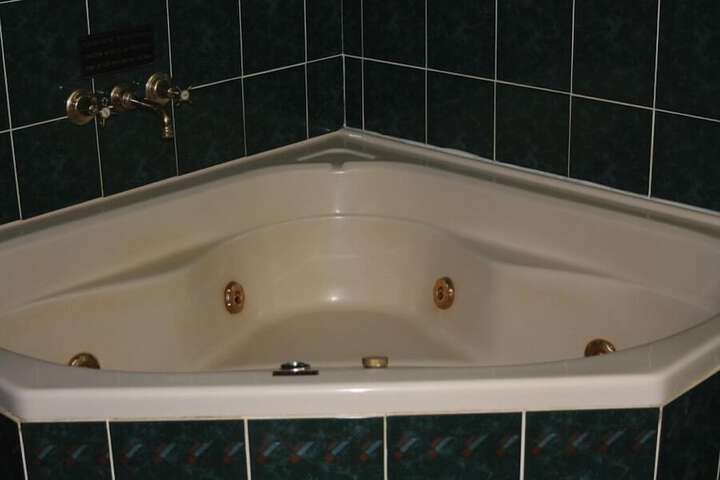 Hot Tub 18 of 28