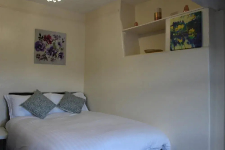 Room 4 of 10