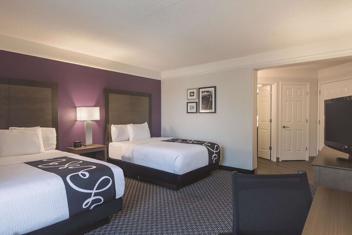 2 Double Beds Mobility Hearing Accessible Room Courtyard View (10 of 13)