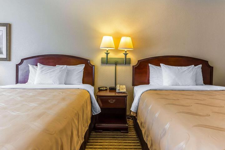 2 Queen Beds (5 of 8)