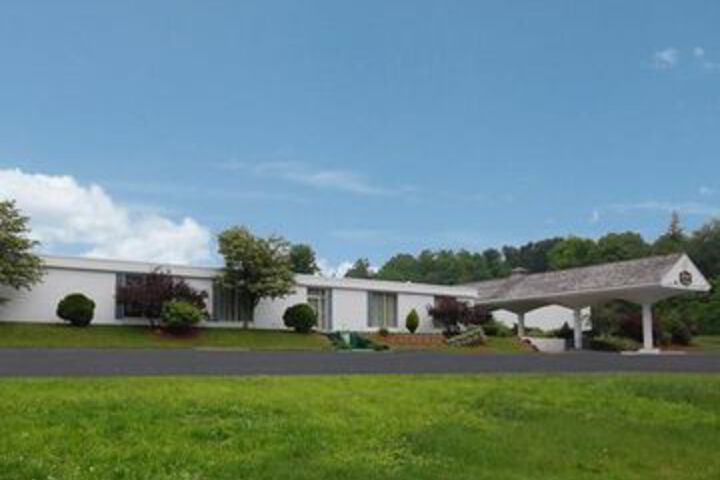 Exterior of ECONOLODGE
