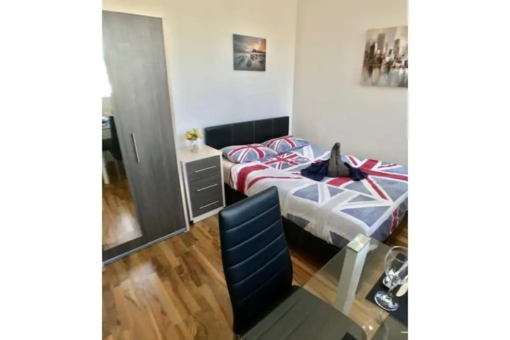 Room 6 of 13