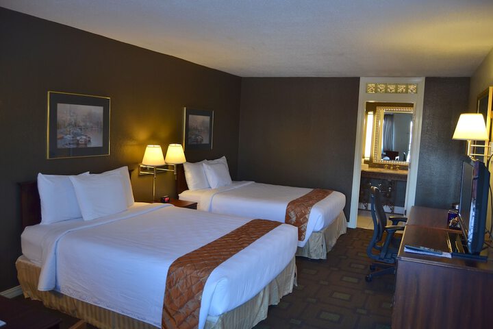 Deluxe Room 2 Queen Beds Refrigerator, Microwave Courtyard Area (15 of 18)