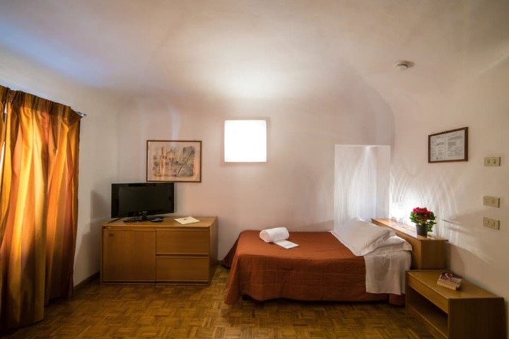 Room 25 of 38
