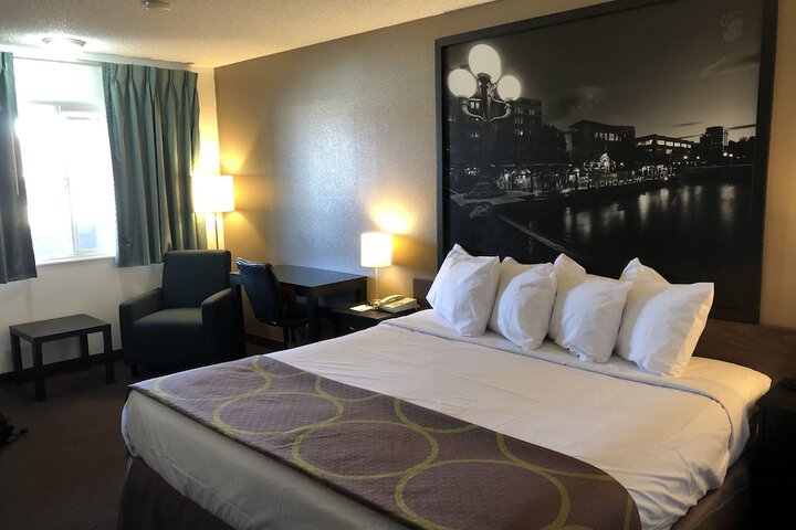 Room 8 of 32