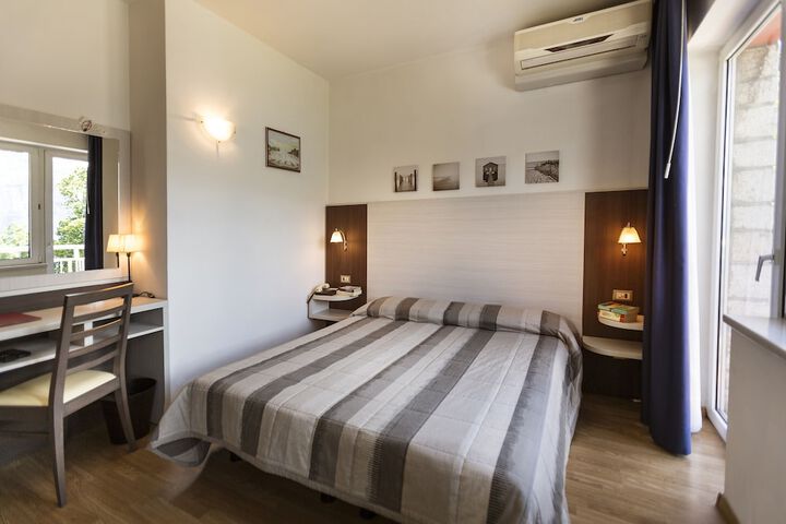 Room 7 of 33