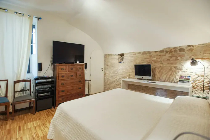 Room 4 of 10