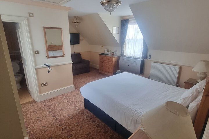 Room 11 of 33