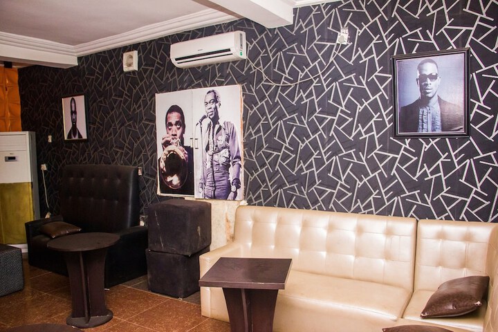 Lounge 35 of 36