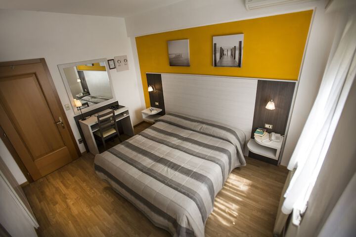Room 8 of 33