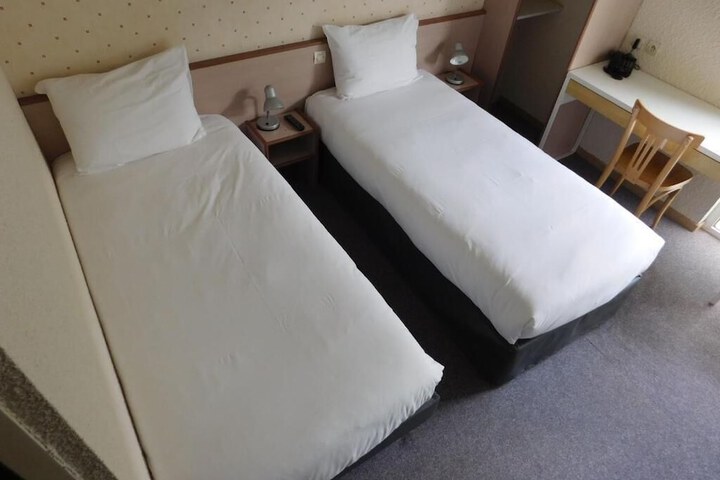 Room 13 of 33