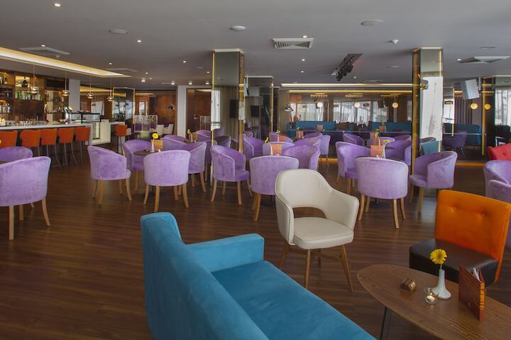 Lounge 49 of 72