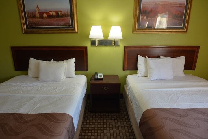 2 Queen Beds (7 of 11)