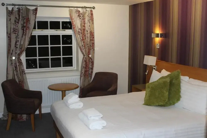 Room 4 of 7