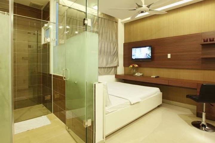 Room 15 of 36
