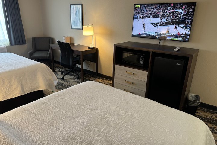 2 Queen Beds (10 of 15)