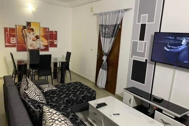 Room 4 of 9
