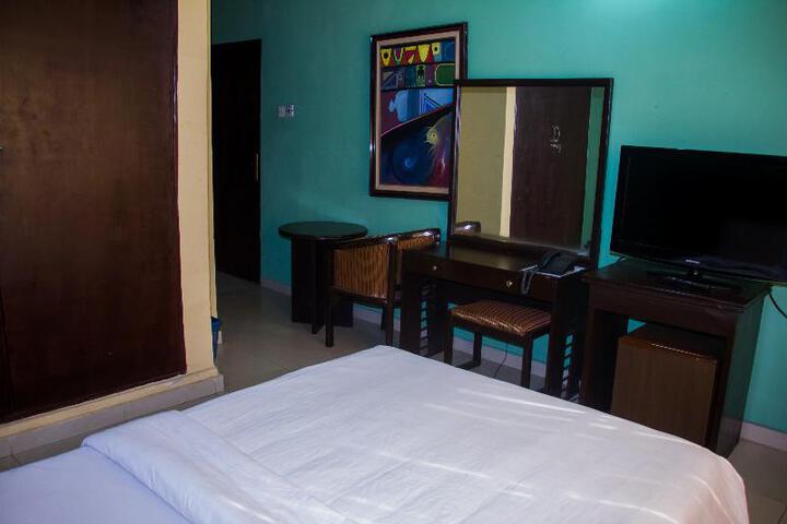 Room 6 of 10