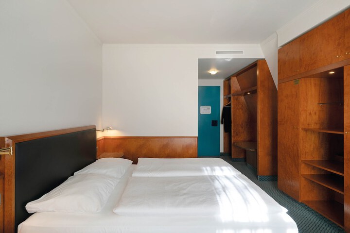 Room 17 of 102