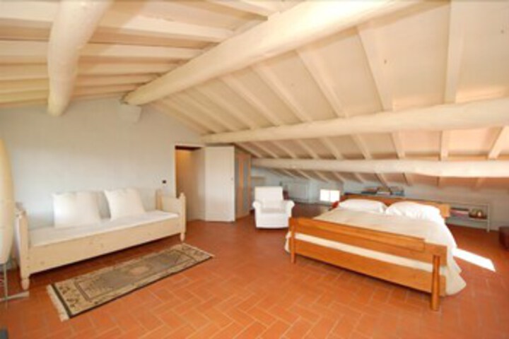 Room 6 of 9