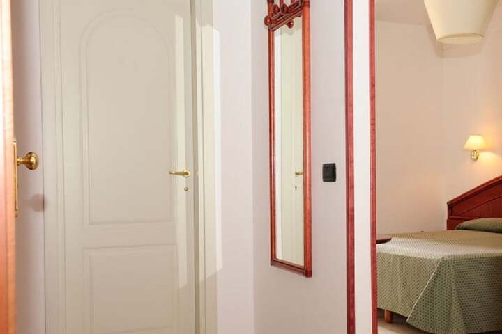 Room 11 of 40