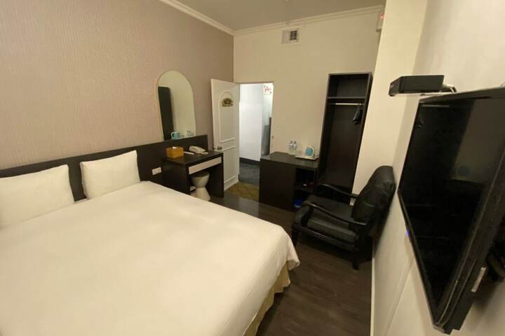 Room 6 of 17