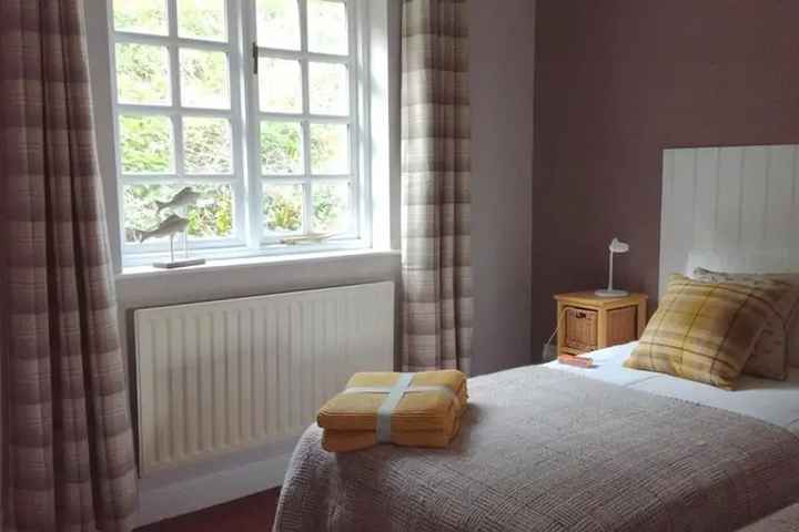 Room 4 of 14